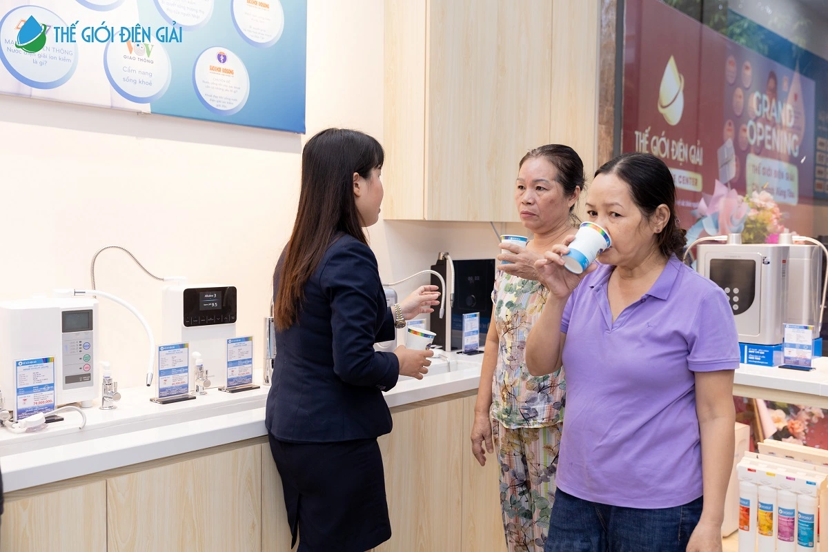 SOF-2025-01832-khach-hang-uong-thu-nuoc-ion-kiem-tai-showroom-the-gioi-dien-giai