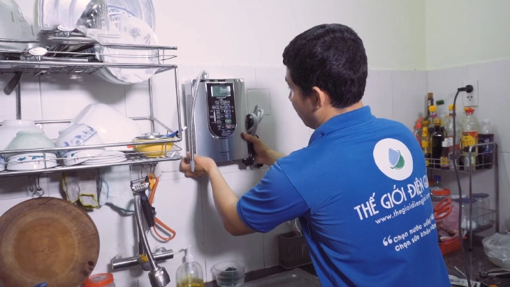 SOF-2025-01832-ky-thuat-vien-den-tan-nha-de-thuc-hien-thao-may-di-bao-tri-va-lap-may-thay-the-de-khach-su-dung-tam