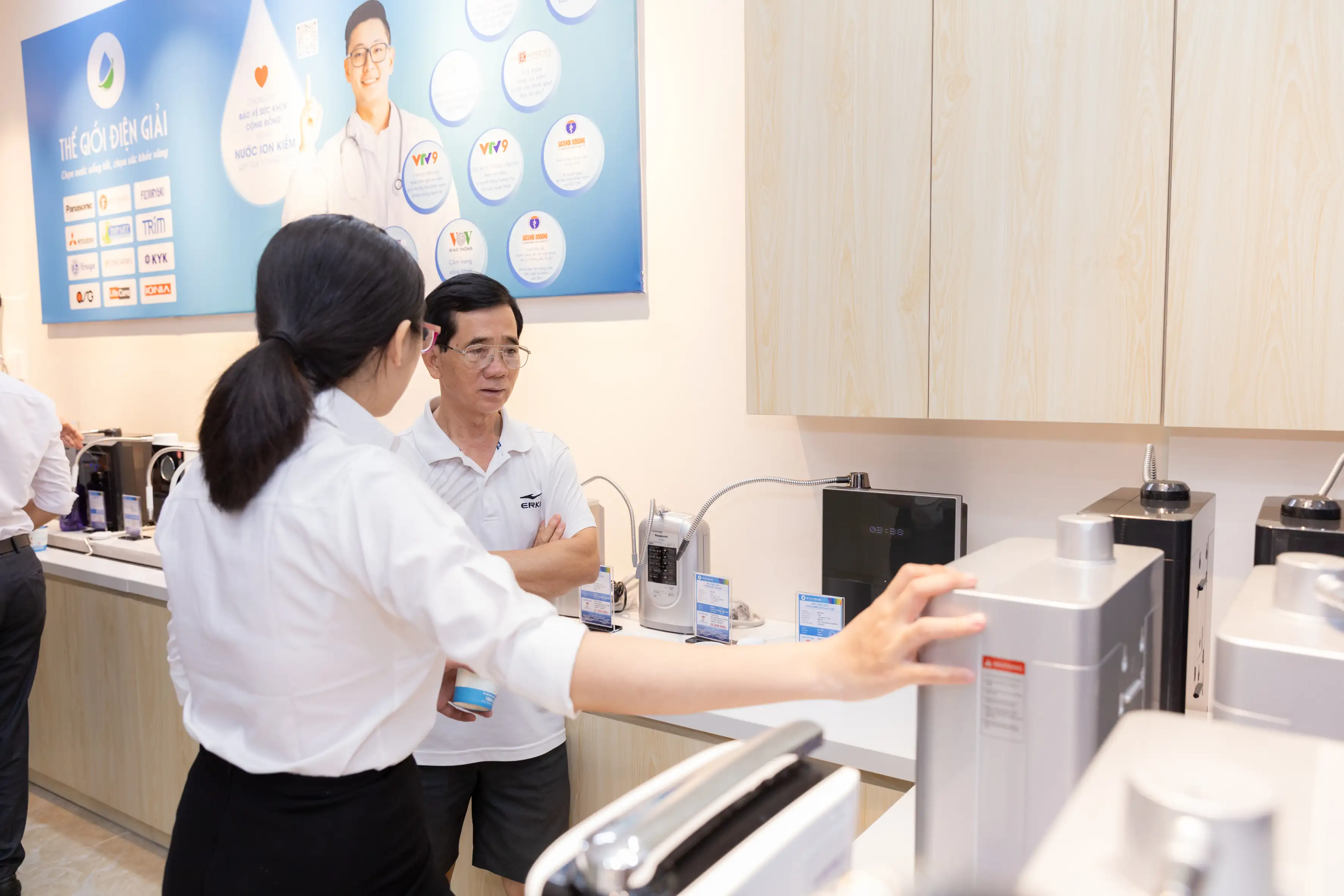 SOF-2026-00315-nhan-vien-tu-phan-khach-hang-ve-san-pham