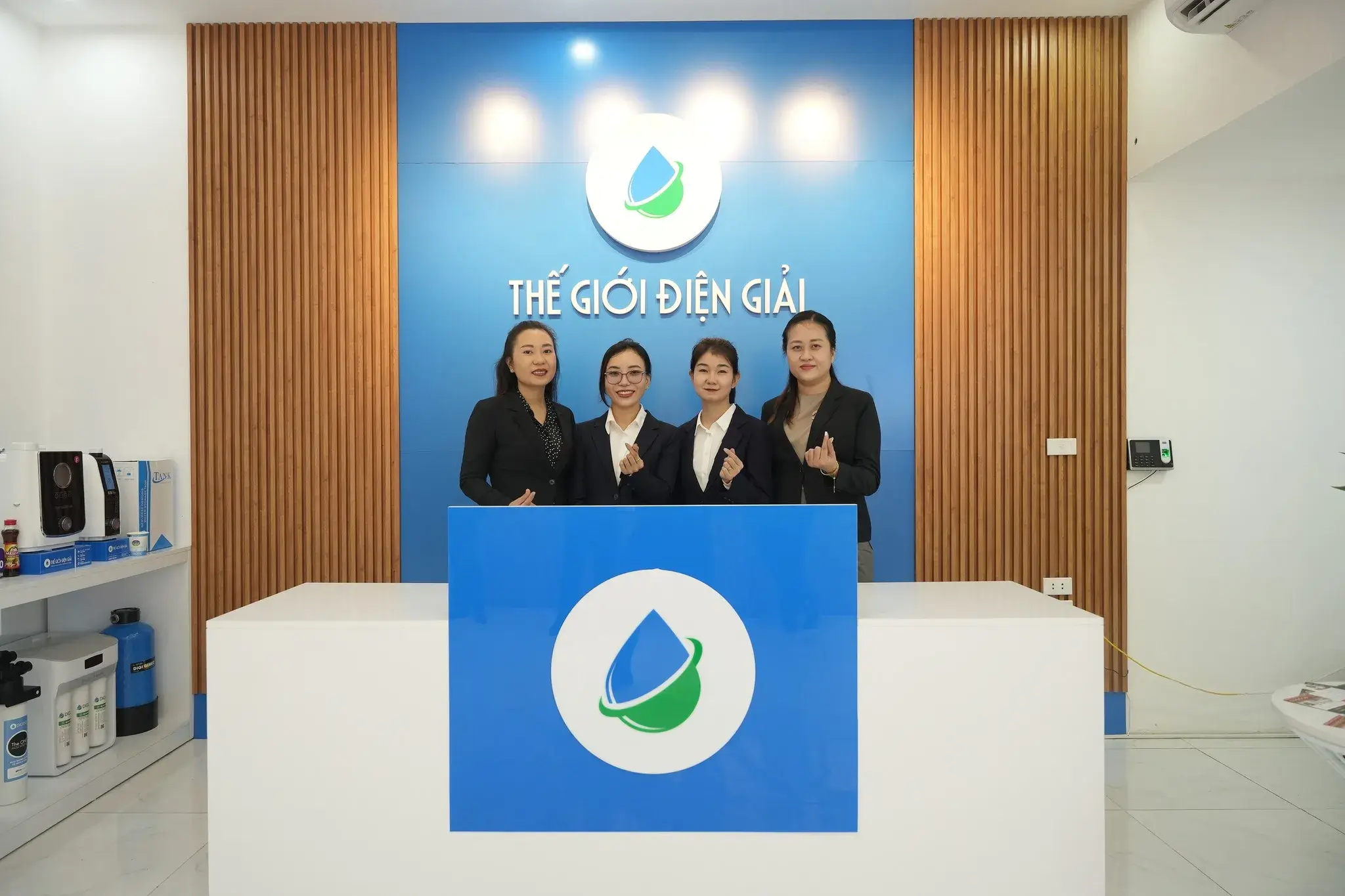 Đội ngũ kỹ thuật viên của Showroom Hà Đông được đào tạo bài bản, trực tiếp từ Nhật Bản và Hàn Quốc