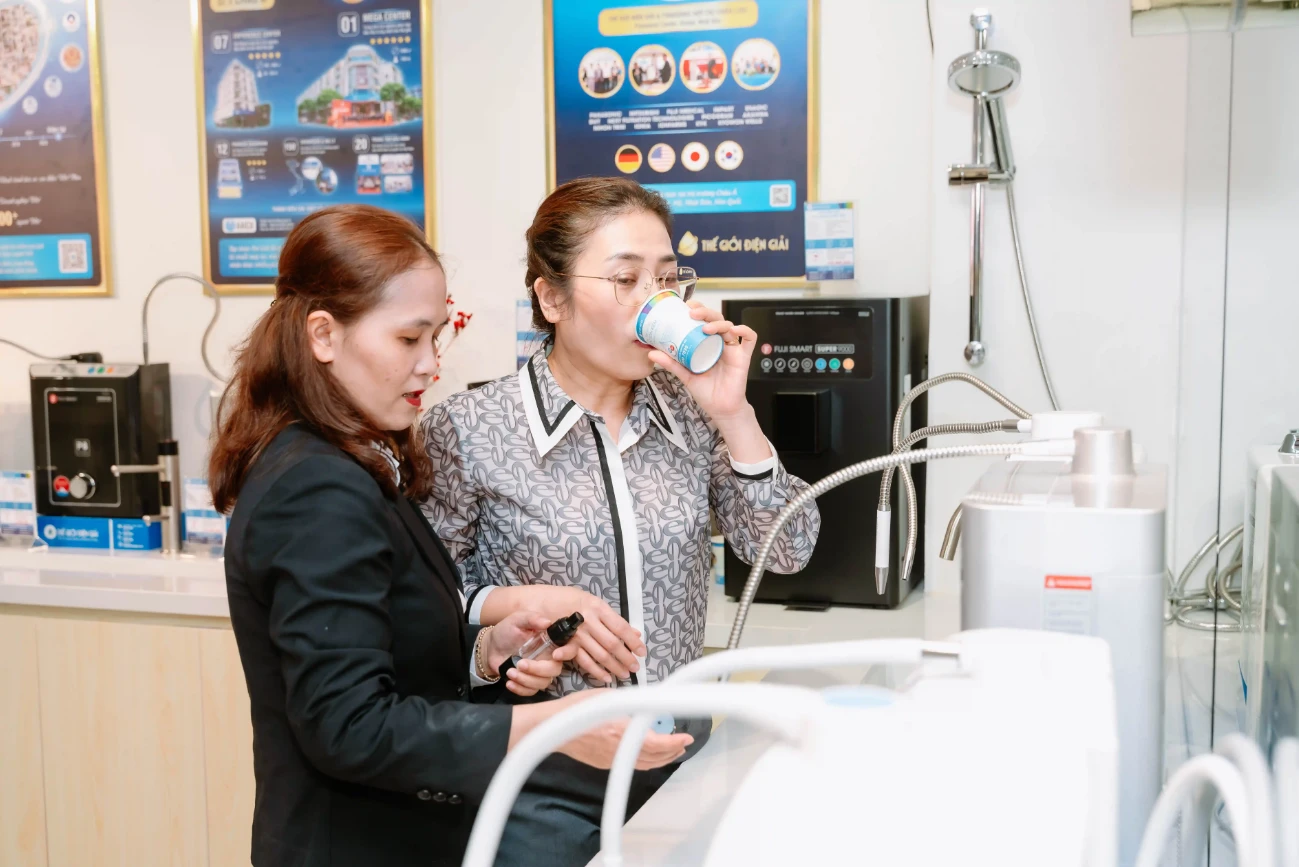 khach-hang-trai-nghiem-truc-tiep-nuoc-ion-kiem-1