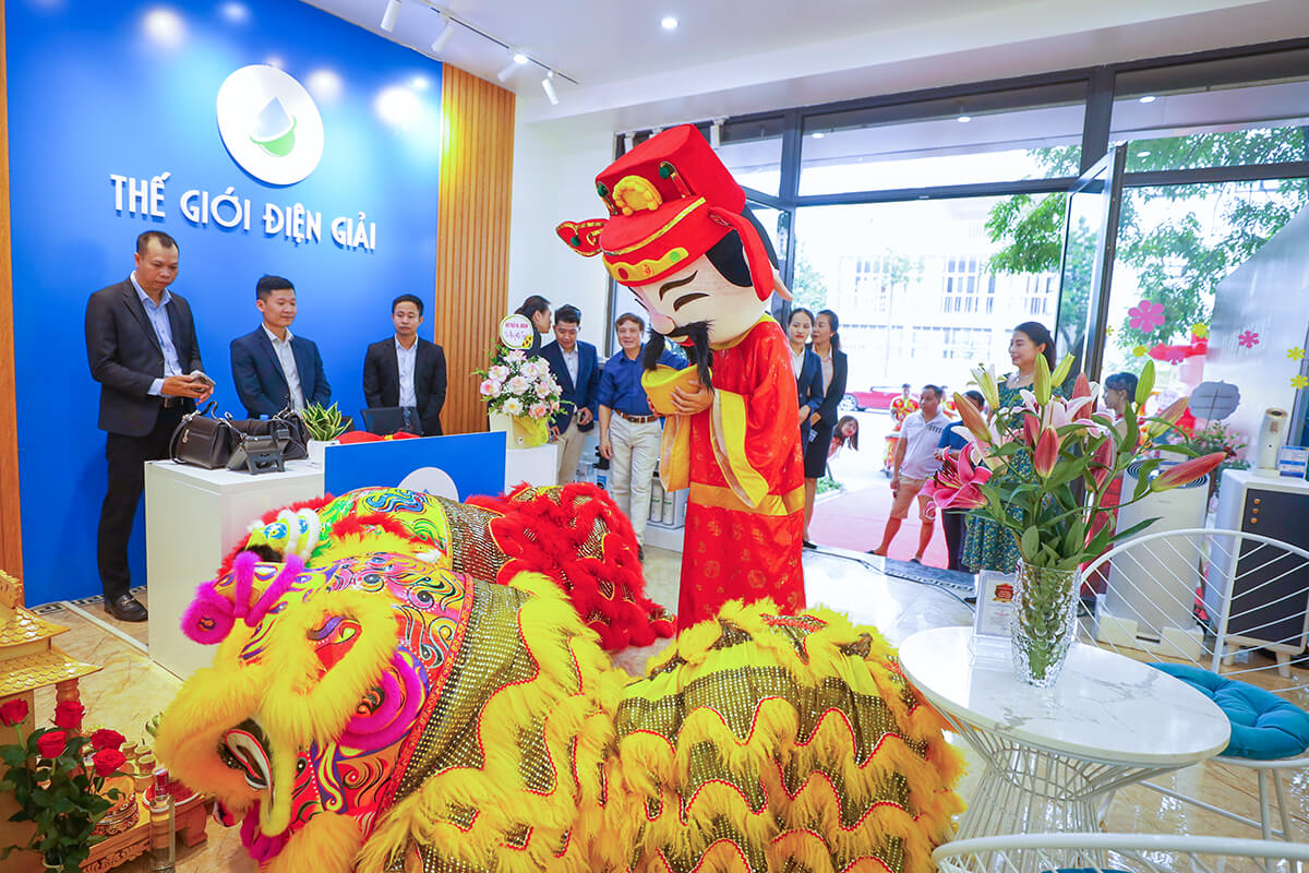 khong-khi-khai-truong-ron-rang-ben-trong-showroom