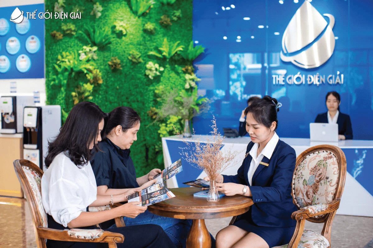 nhan-vien-tu-van-the-gioi-dien-giai-tan-tam