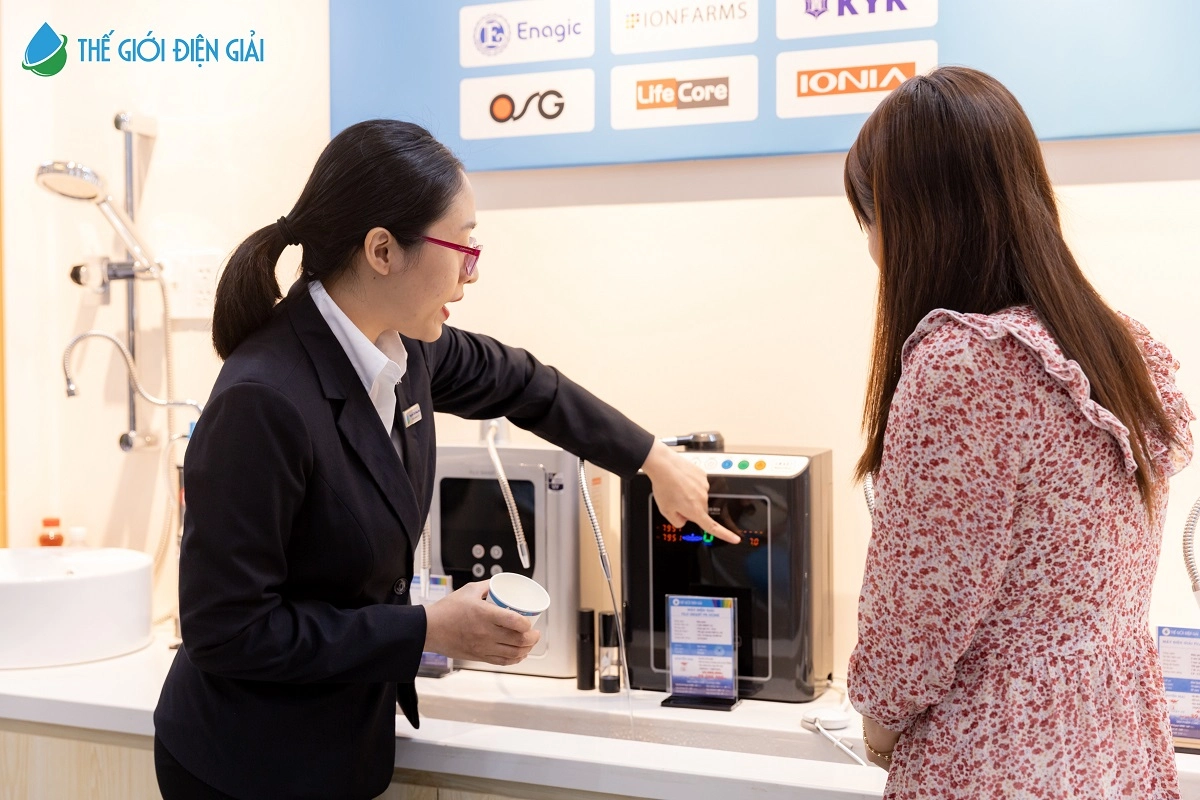 khach-hang-dung-thu-nuoc-ion-kiem-tai-showroom-the-gioi-dien-giai