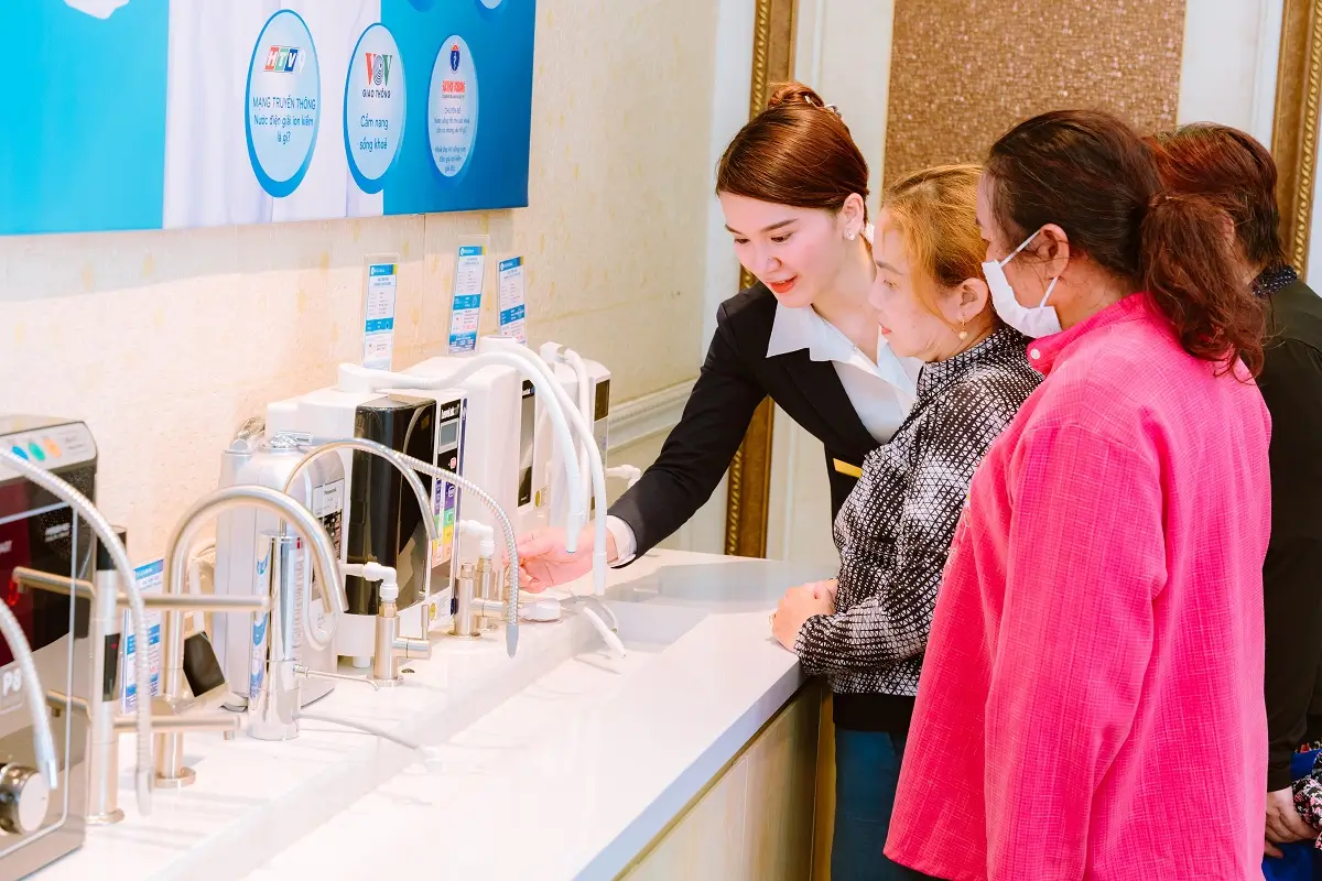 khach-hang-trai-nghiem-may-loc-nuoc-iON-kiem-tai-showroom-the-gioi-dien-giai
