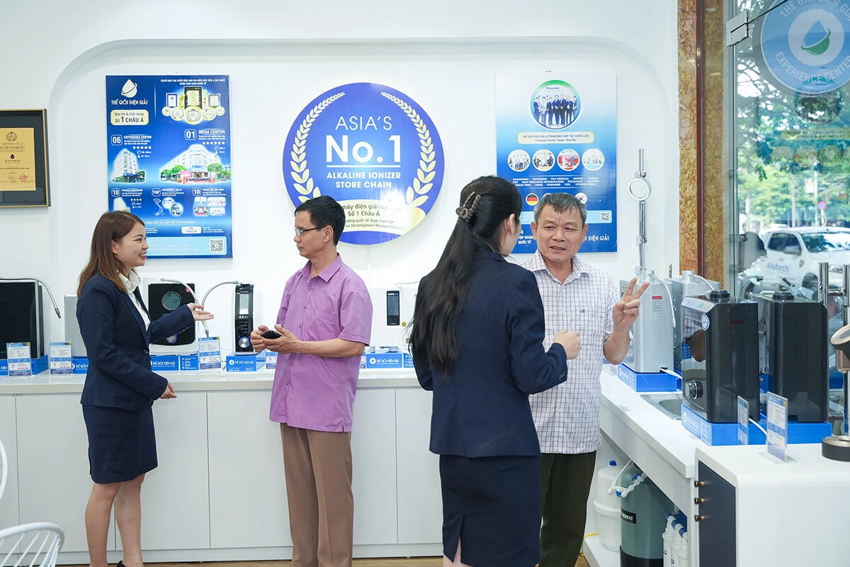 SOF-2025-01519-khach-hang-trai-nghiem-uong-thu-nuoc-ion-kiem-va-su-dung-thuc-te-may-loc-nuoc-ion-kiem-tai-the-gioi-dien-giai