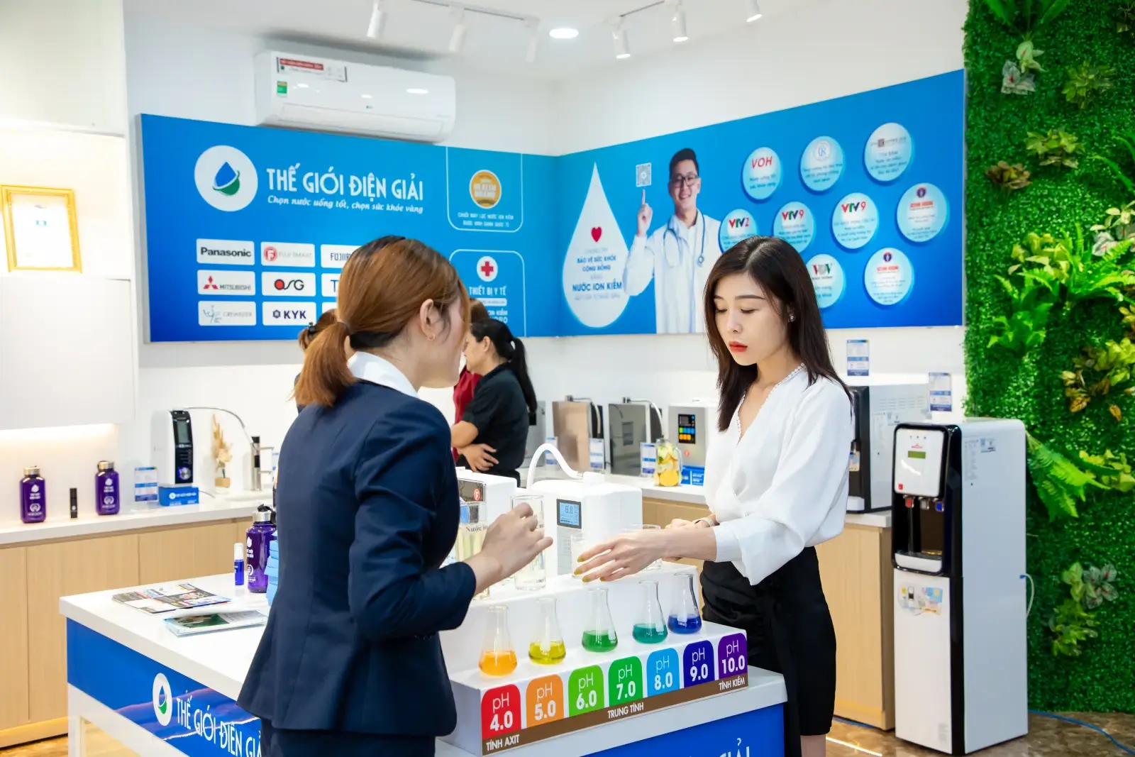 SOF-2025-01519-khách hàng trực tiếp uống thử và trải nghiệm vận hành máy như khi dùng tại nhà