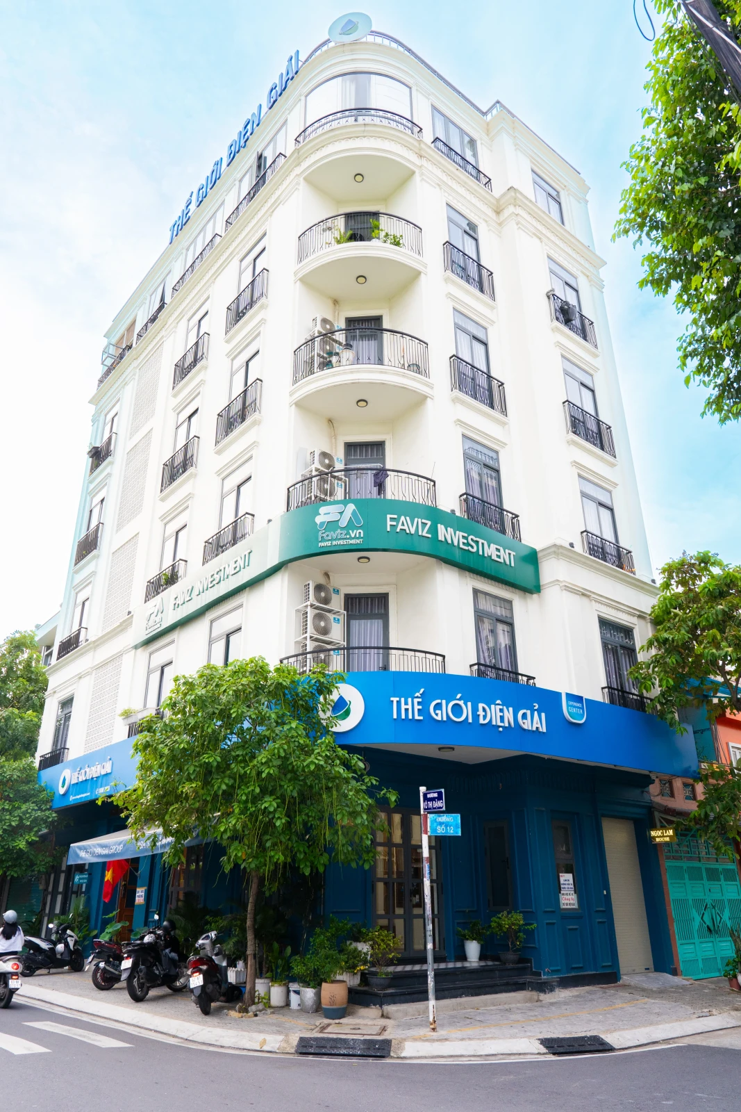 Khong-gian-ben-ngoai-cua-showroom-Tan-My-TPHCM