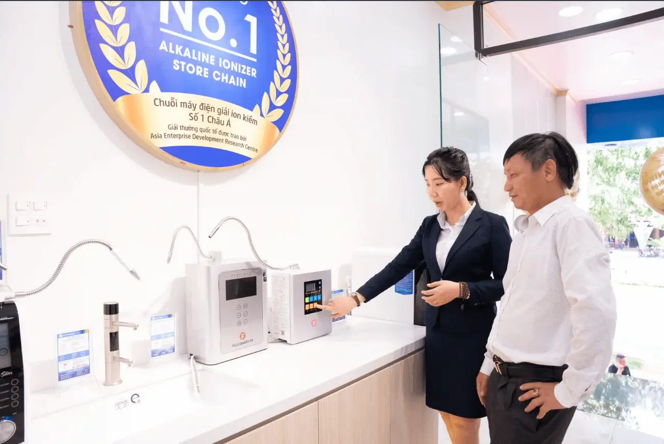 Khách hàng tham quan và trải nghiệm mua sắm trực tiếp tại Experience Center Cần Thơ