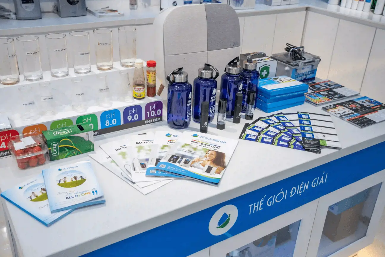 Khu vực trưng bày các sản phẩm khác như bình đựng nước chuyên dụng, máy lọc không khí, DigiProtect và DigiClean,...