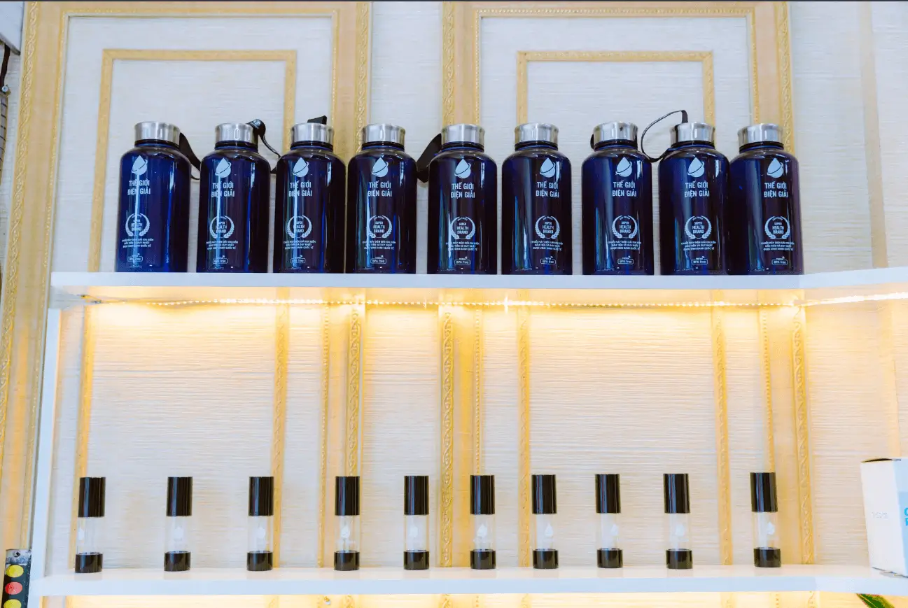 Không gian trưng bày các sản phẩm như bình đựng nước chuyên dụng của Thế Giới Điện Giải