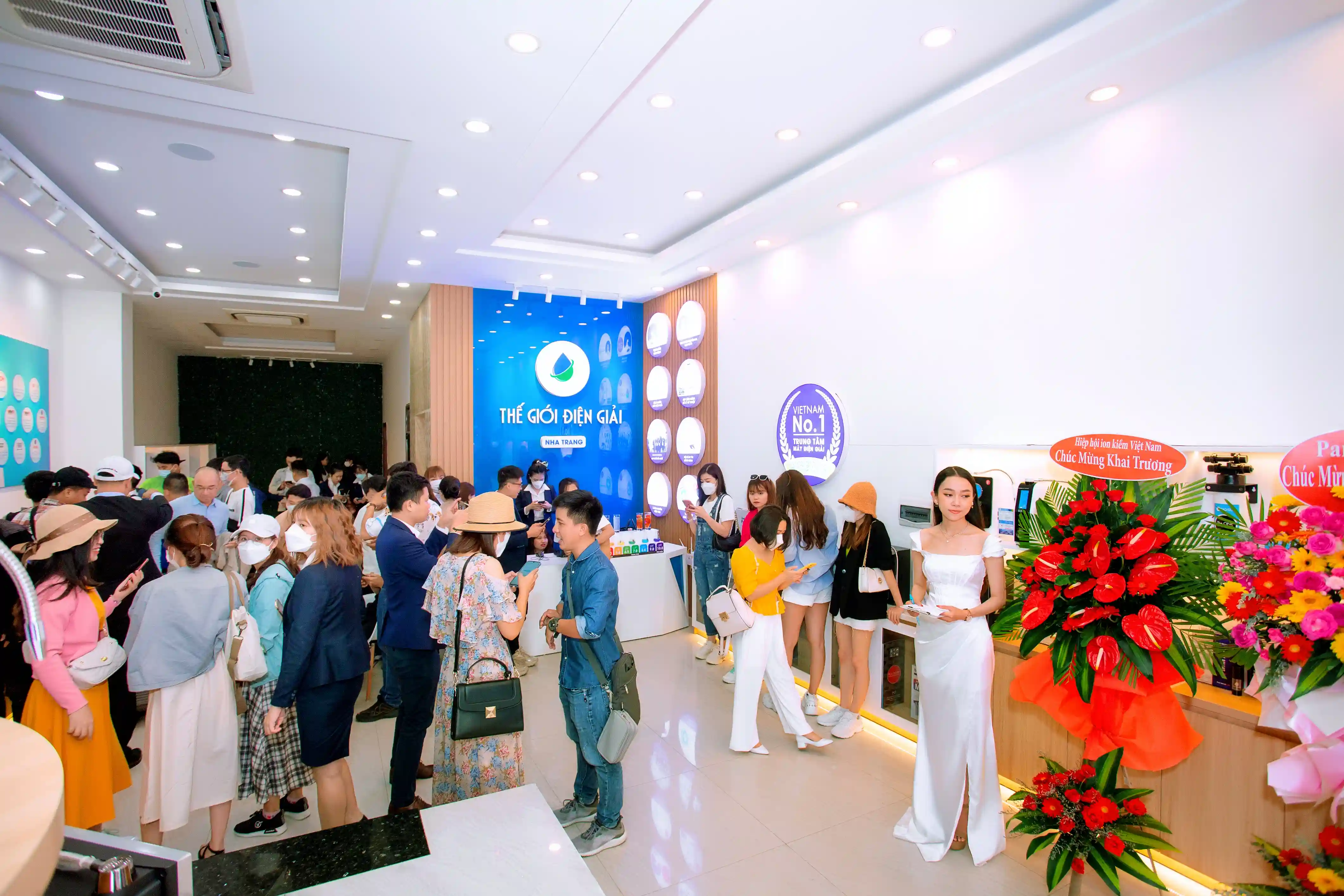 Người dùng tham quan và trải nghiệm các sản phẩm tại showroom máy lọc nước điện giải ion kiềm Nha Trang, Khánh Hòa