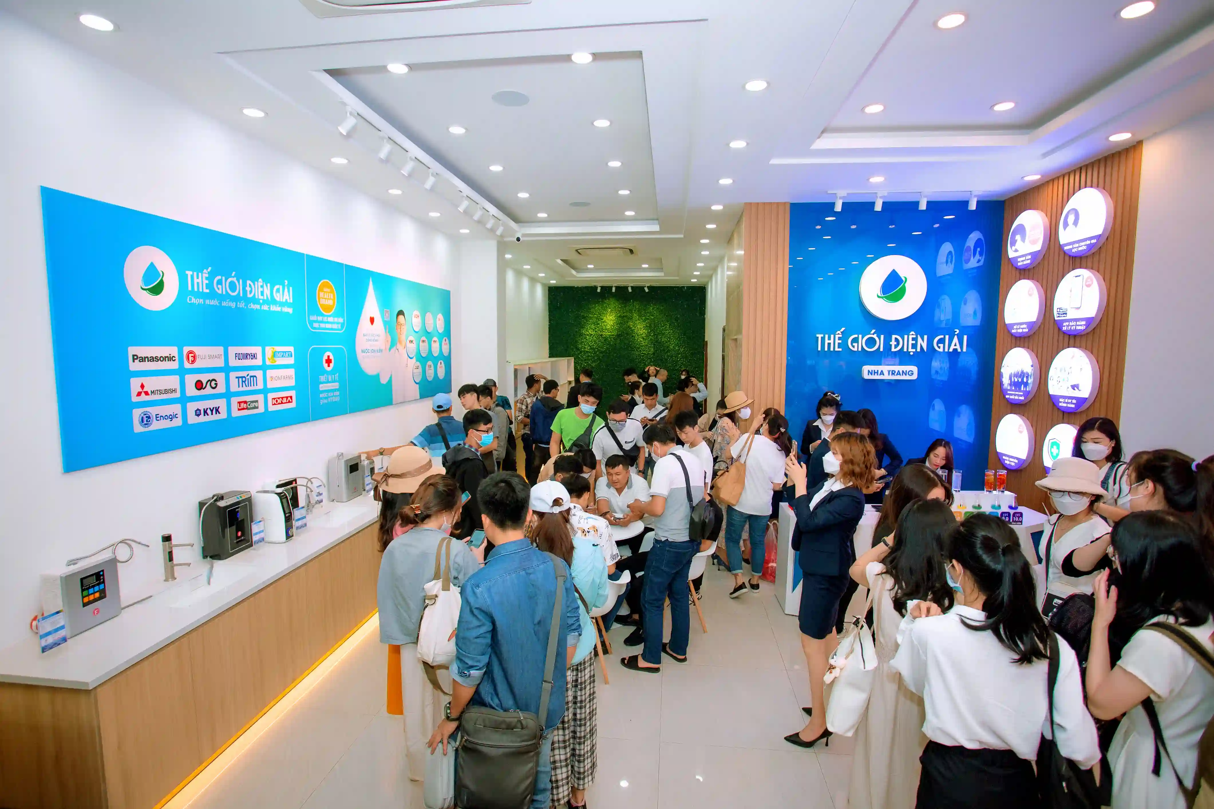 Người dùng tham quan và trải nghiệm các sản phẩm tại showroom máy lọc nước điện giải ion kiềm Nha Trang, Khánh Hòa