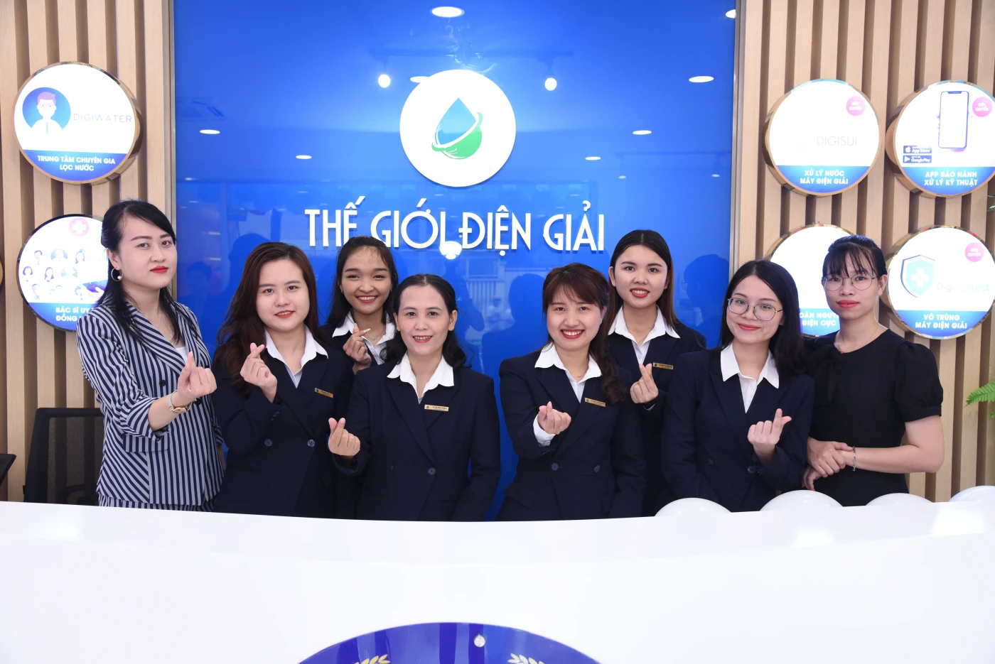 Đội ngũ nhân viên được đào tạo bài bản, chuyên nghiệp và luôn sẵn sàng hỗ trợ khách hàng một cách nhiệt tình