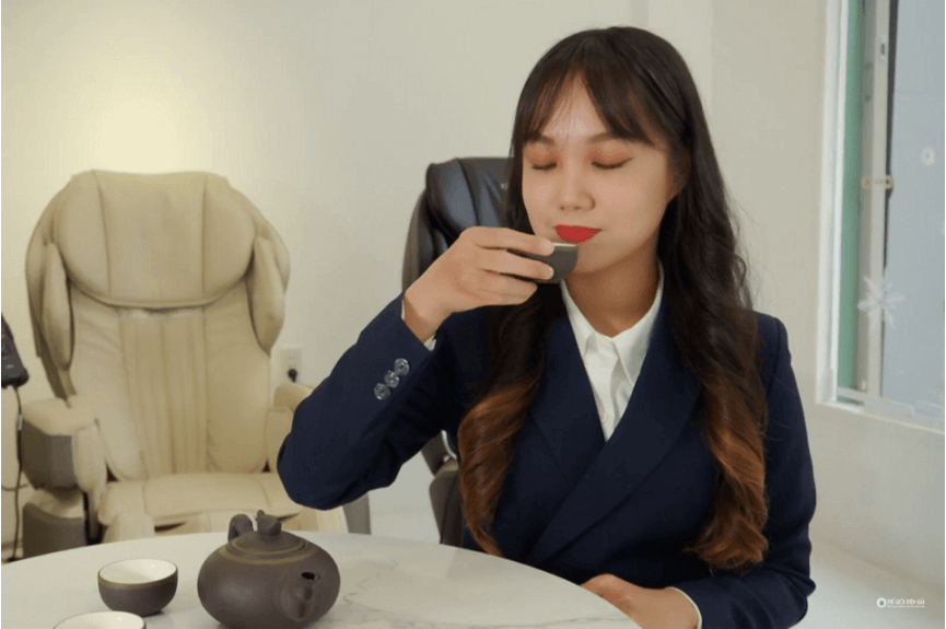 Khách hàng trải nghiệm sử dụng các loại nước từ máy lọc nước điện giải ion kiềm tại cửa hàng máy điện giải Quận 3, Tp. Hồ Chí Minh