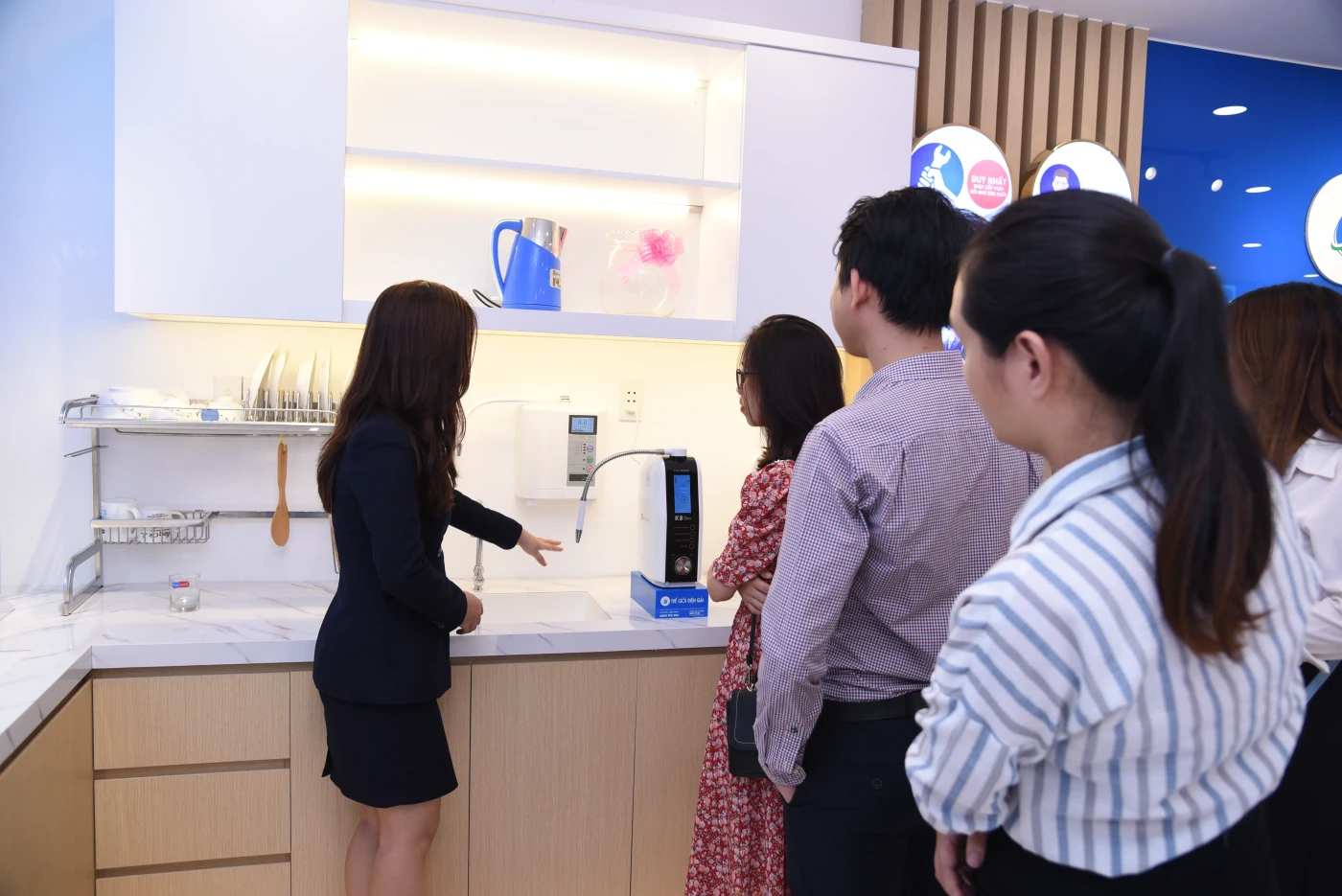 Nhân viên giới thiệu về các dòng sản phẩm máy điện giải tại chi nhánh Quận 3, Thành phố Hồ Chí Minh của Thế Giới Điện Giải