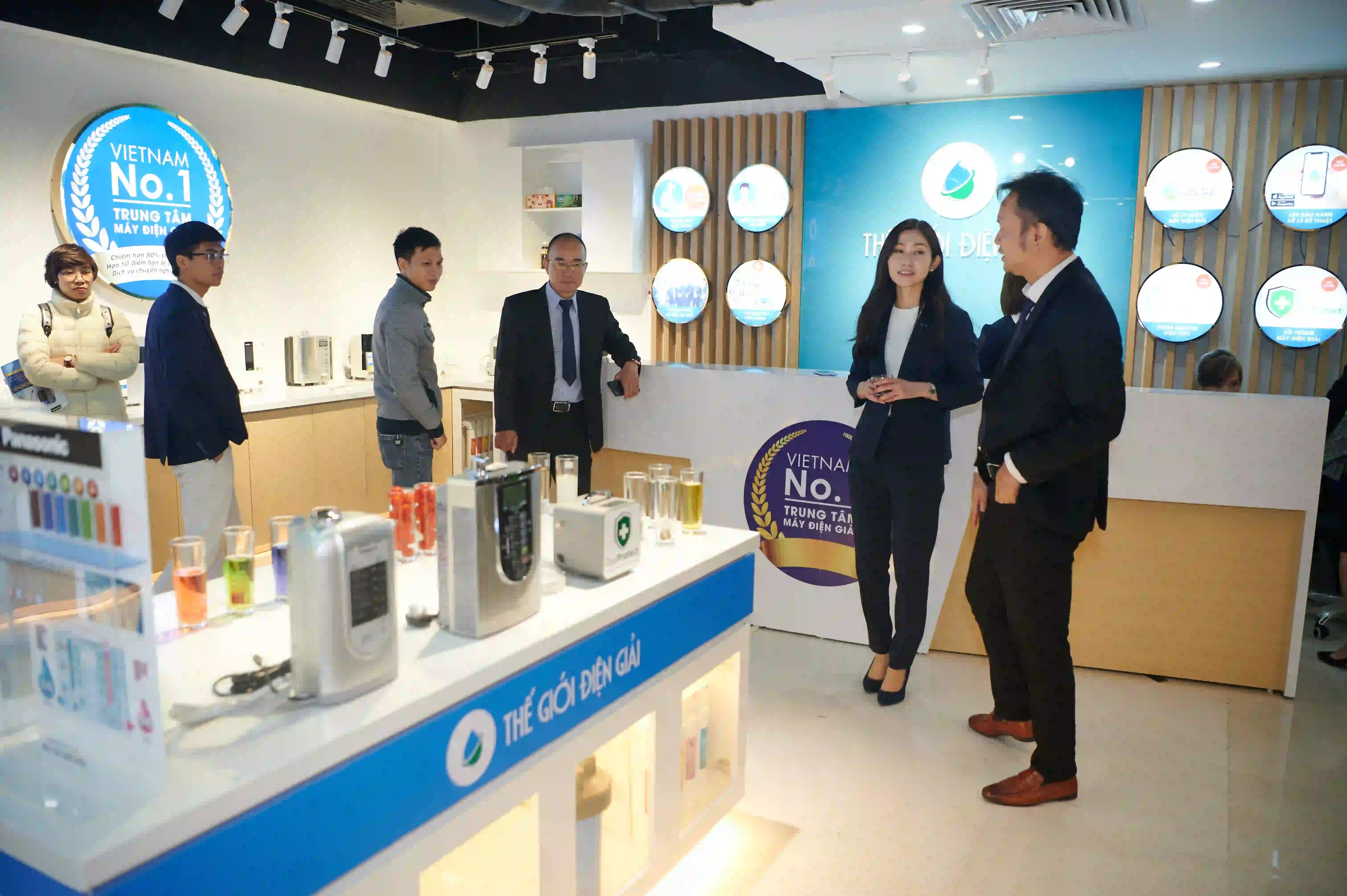 Khách hàng tham quan và mua sắm tại Thế Giới Điện Giải Experience Center Thanh Xuân, Hà Nội