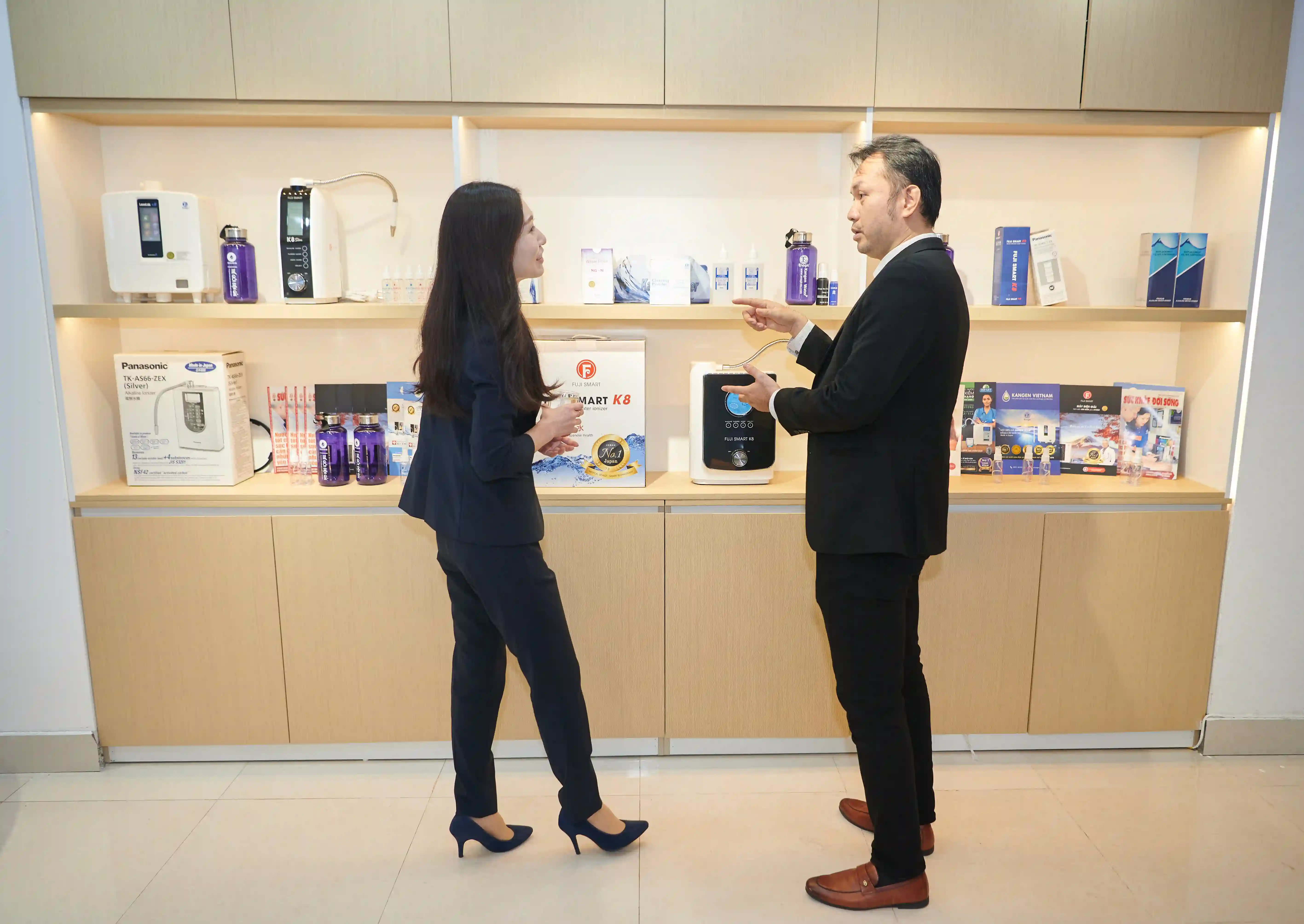 Khách hàng trải nghiệm mua sắm bằng việc trải nghiệm các sản phẩm có công nghệ chất lượng cao