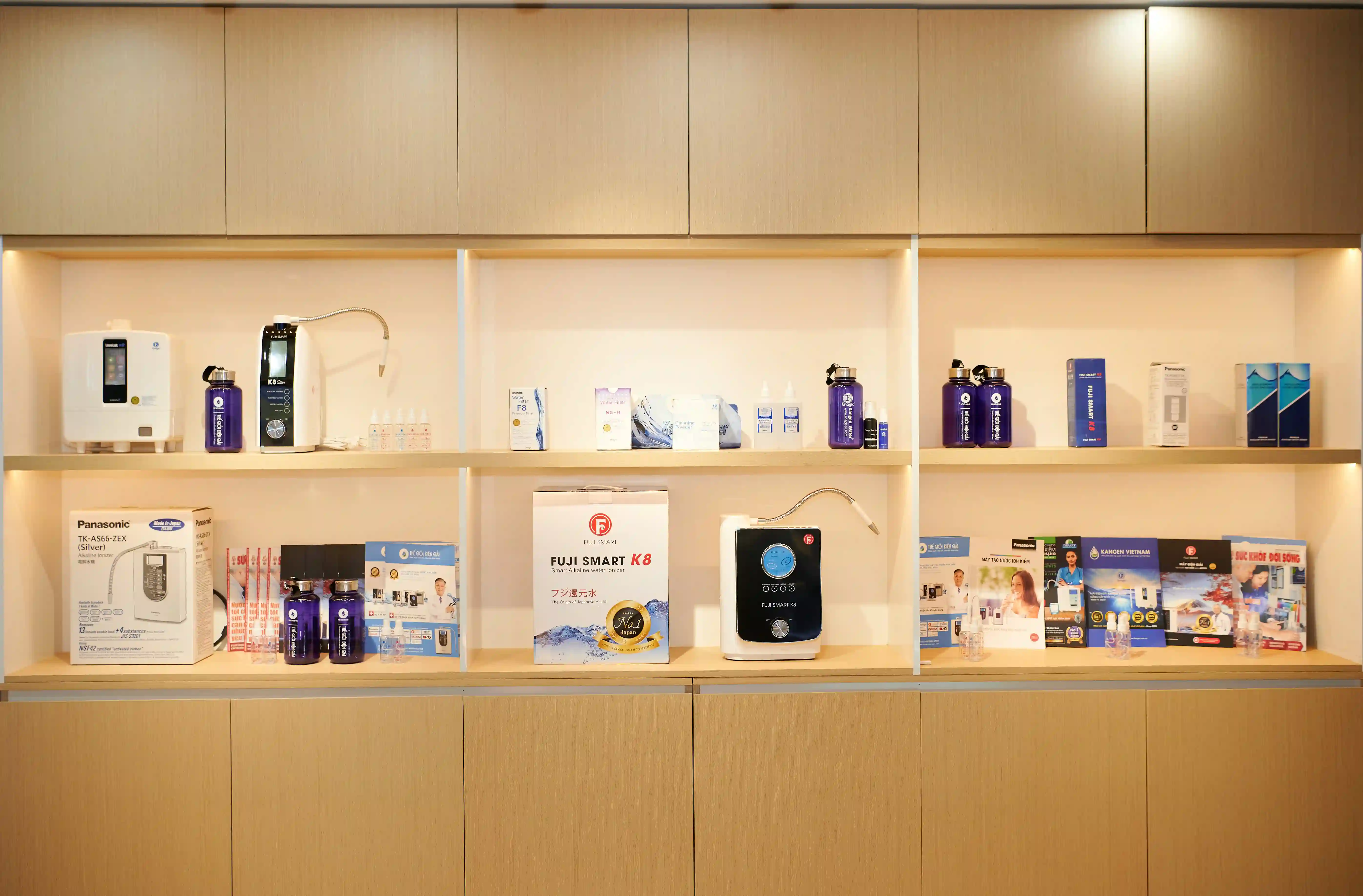 Không gian trưng bày sản phẩm và phụ kiện tại cửa hàng địa chỉ Thanh Xuân, Hà Nội