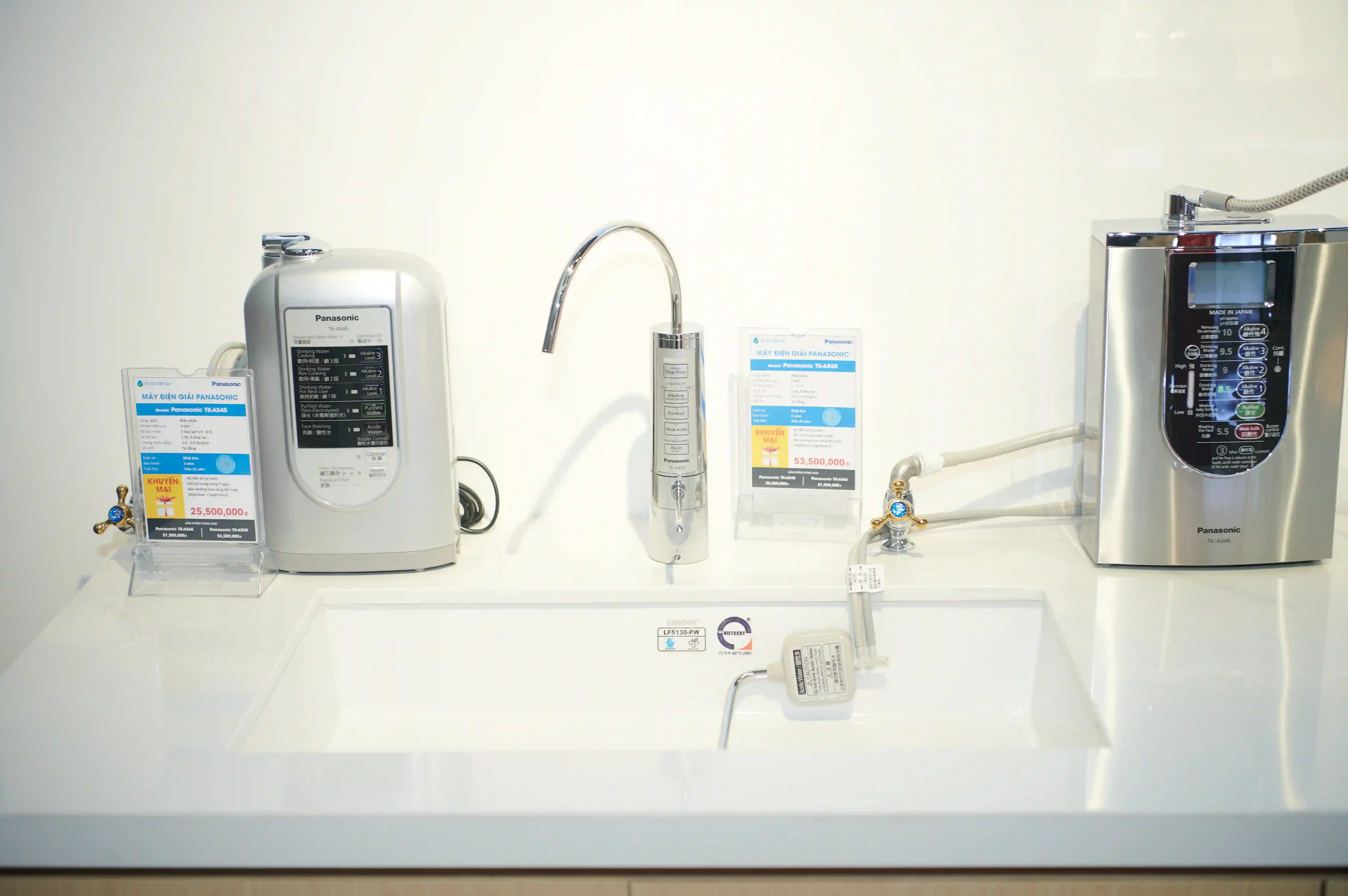 Khu vực trưng bày máy lọc nước điện giải ion kiềm