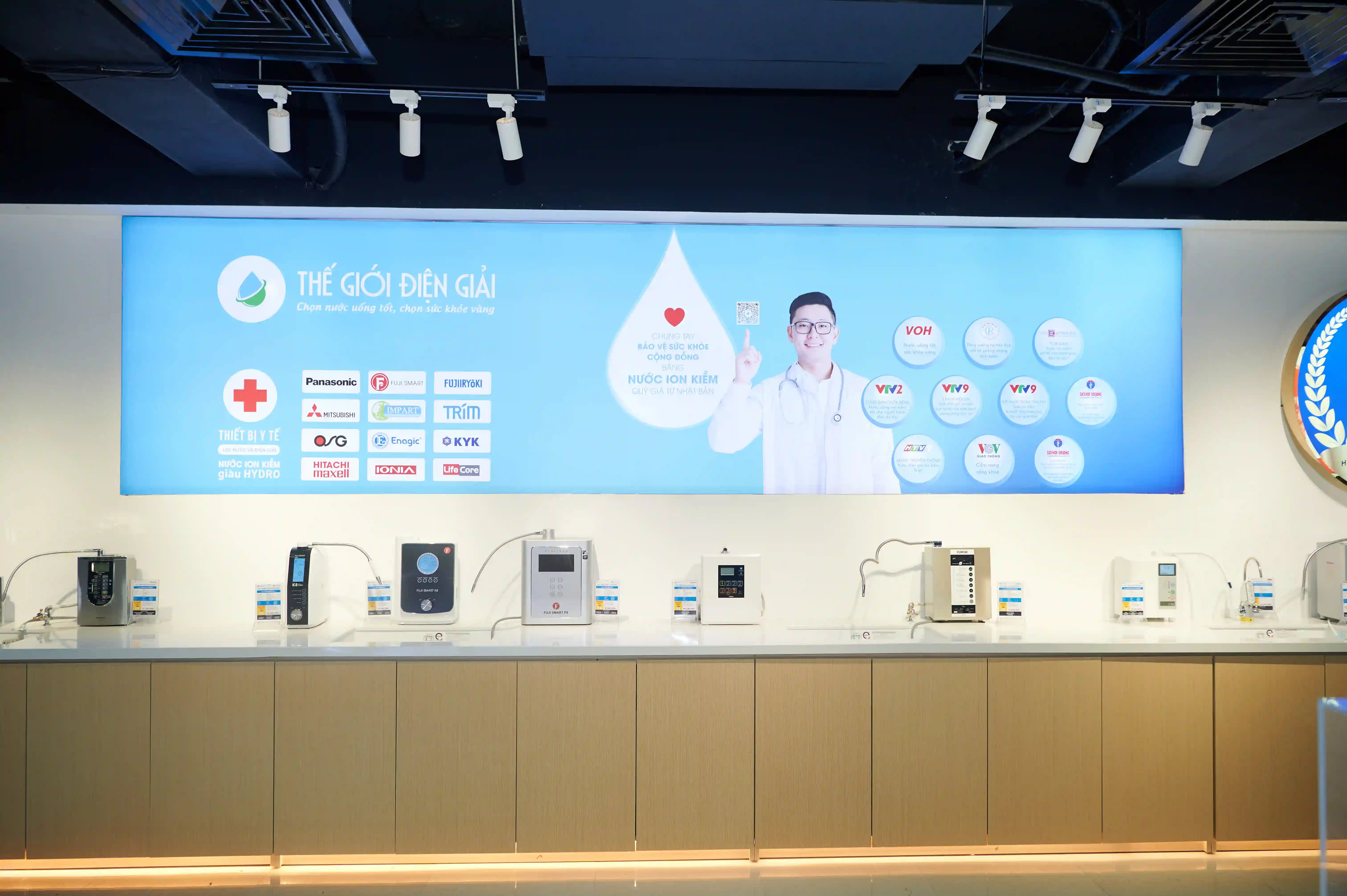 Thế Giới Điện Giải Experience Center Thanh Xuân, Hà Nội trưng bày đa dạng các mẫu máy lọc nước điện giải ion kiềm từ nhiều thương hiệu nổi tiếng