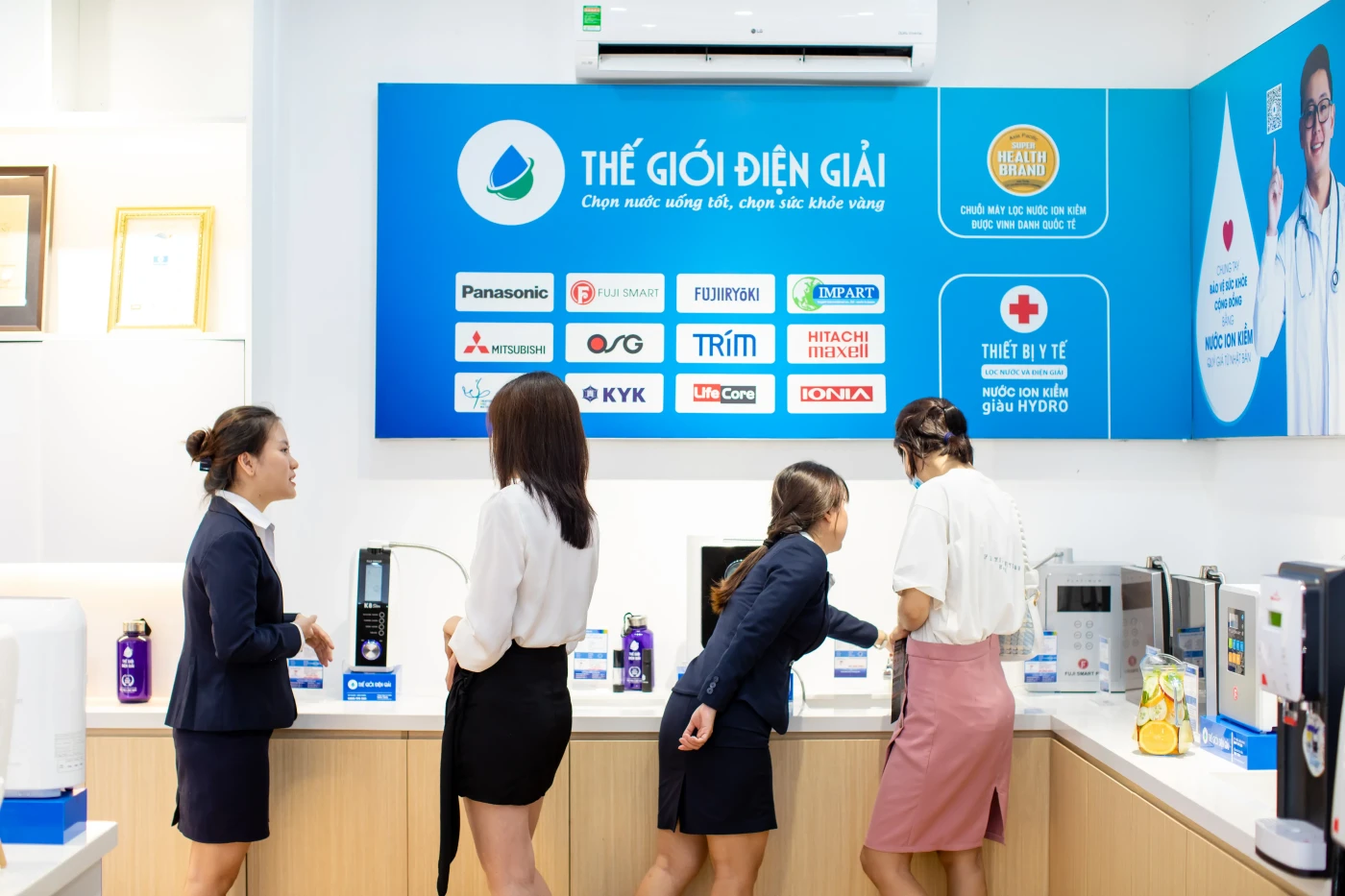 Nhân viên hỗ trợ và tư vấn khách hàng trong quá trình trải nghiệm mua sắm tại cửa hàng