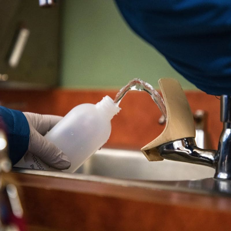 Dùng thuốc thử chuyên dụng (pH, sắt, clo, Pb)