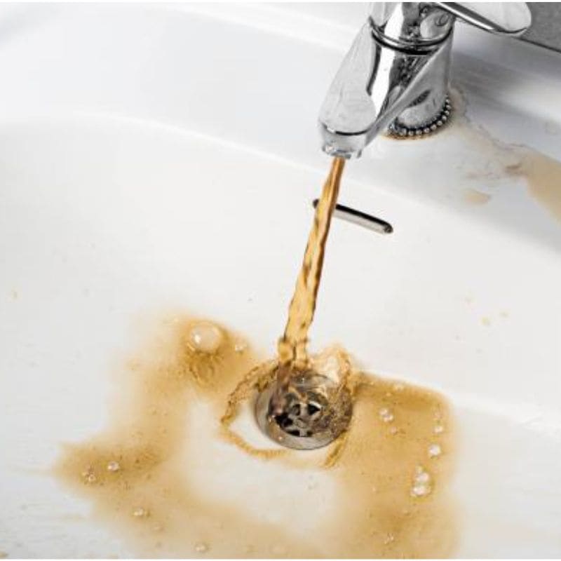 Quan sát màu sắc của nước để xác định nước có nhiễm sắt