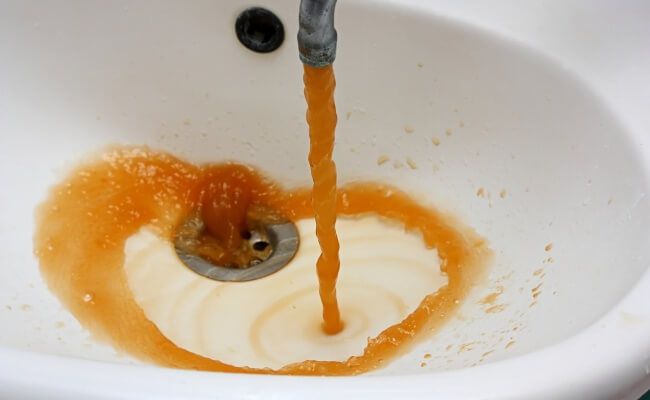 Tác hại khi sử dụng nước giếng khoan có mùi tanh, màu vàng nâu