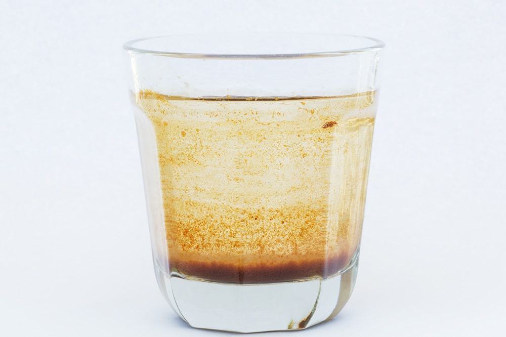 Vì sao nước giếng khoan có mùi tanh, màu vàng nâu