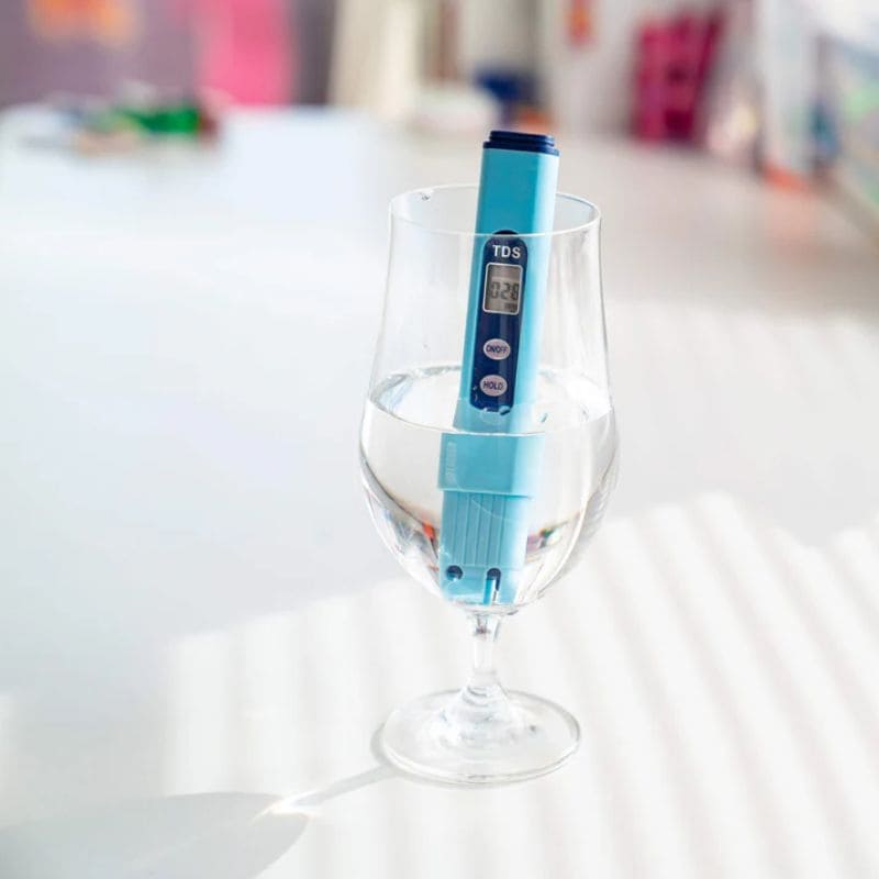 Dùng bút thử TDS để đo chất lượng nước