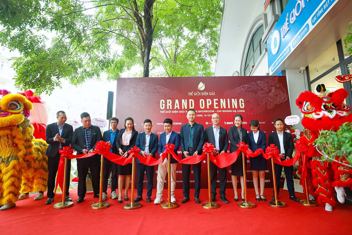 cat-bang-khai-truong-showroom-ha-long