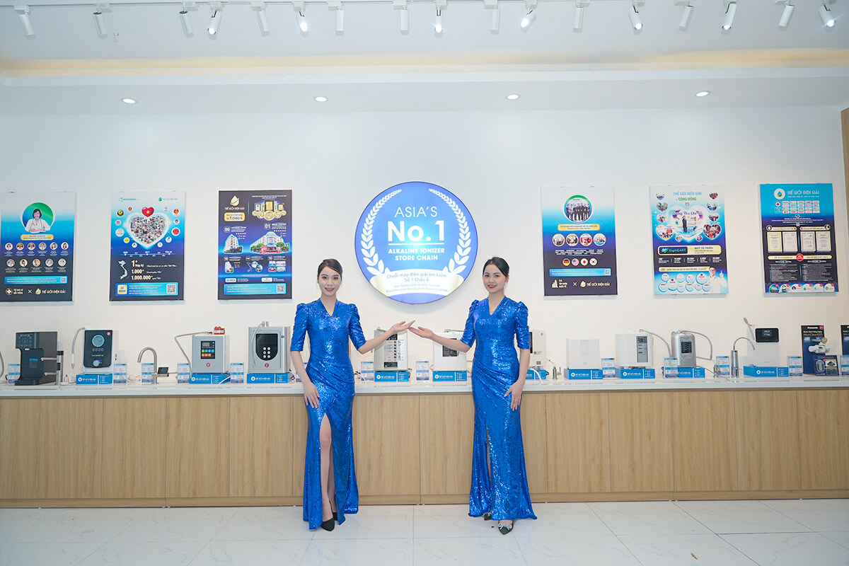 Hàng trăm sản phẩm máy lọc nước điện giải ion kiềm tại Thế Giới Điện Giải Hà Đông cho khách hàng trải nghiệm