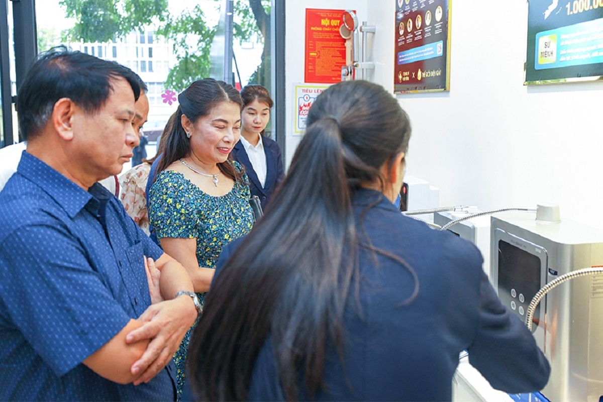 Nhiều người dân đến tham quan và trải nghiệm showroom máy lọc nước điện giải ion kiềm lớn Quảng Ninh