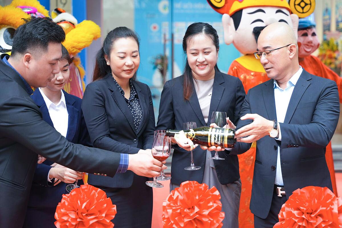 khai-truong-showroom-the-gioi-dien-giai-ha-dong