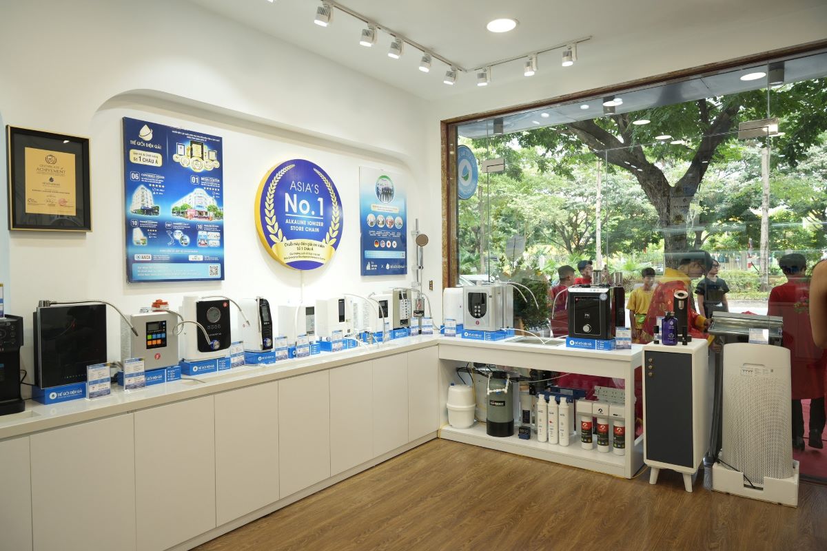 Không gian trải nghiệm máy lọc nước điện giải ion kiềm tại showroom Thế Giới Điện Giải Long Biên - Hà Nội