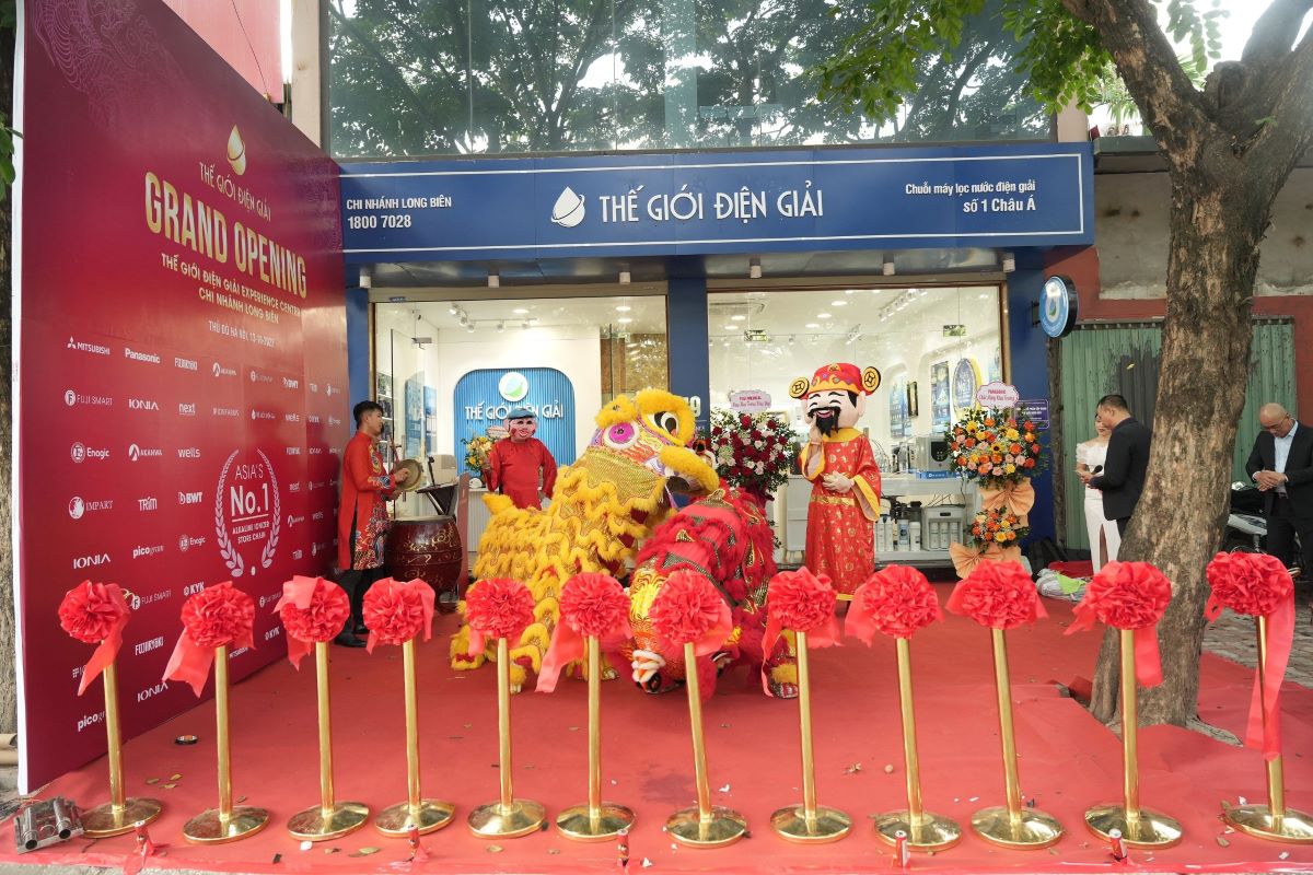 Khong-khi-buoi-khai-truong-showroom-long-bien-1