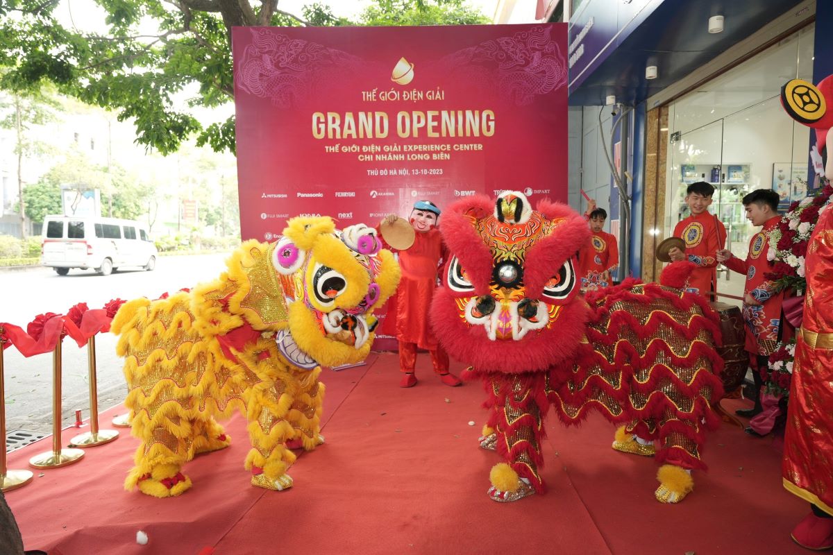 Khong-khi-buoi-khai-truong-showroom-long-bien-ha-noi-1