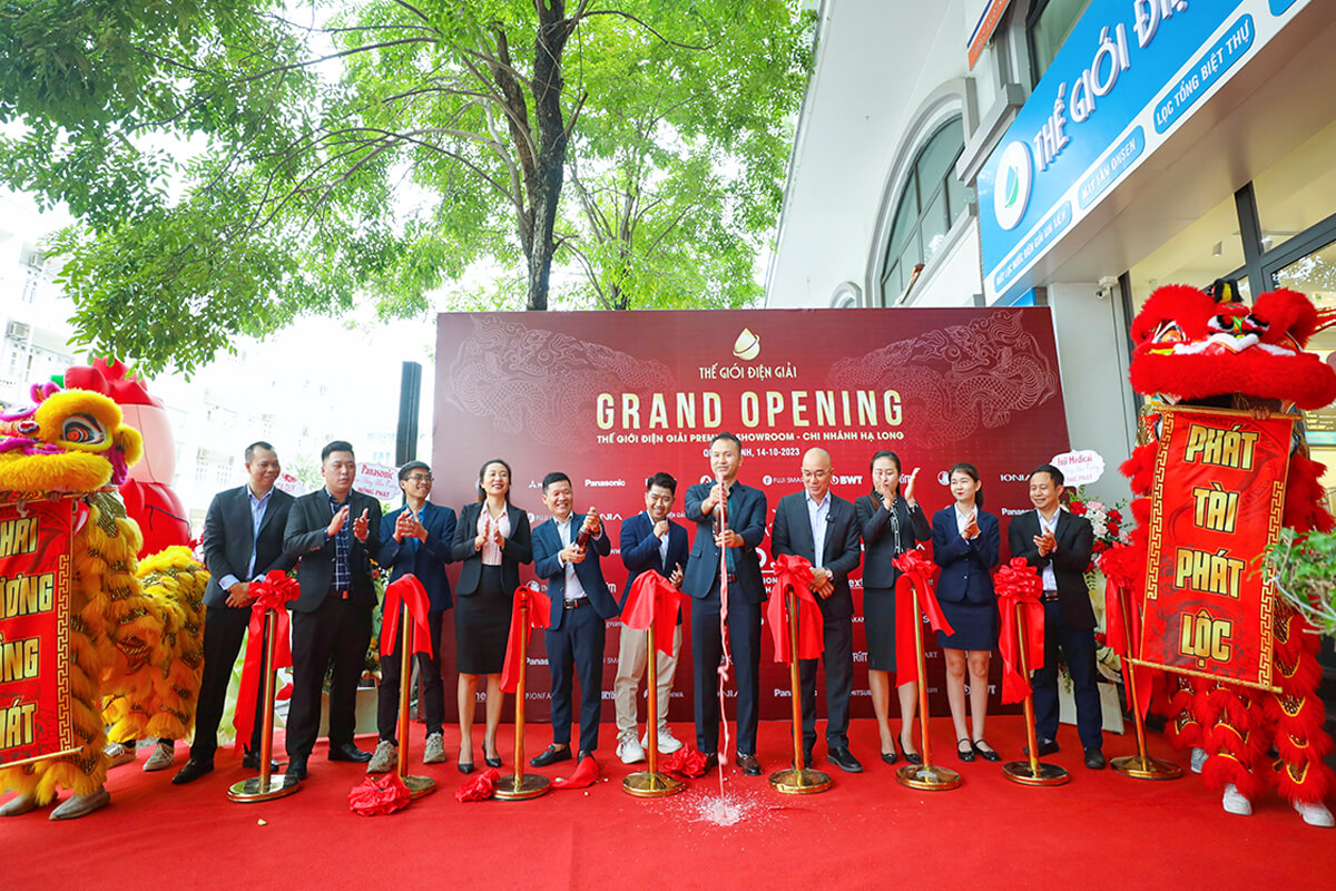 khui-champagne-mung-khai-truong-showroom-ha-long