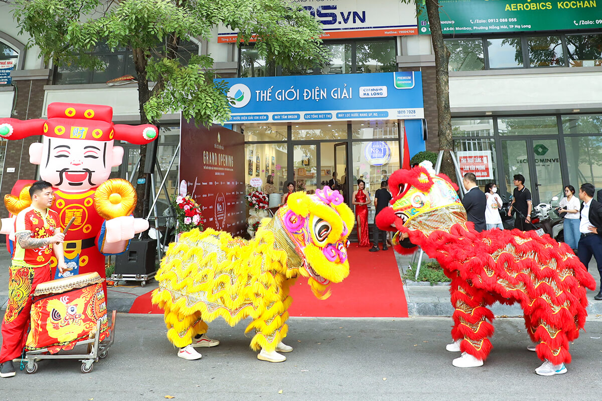 Không khí náo nhiệt trước showroom máy điện giải Hạ Long trong buổi lễ khai trương